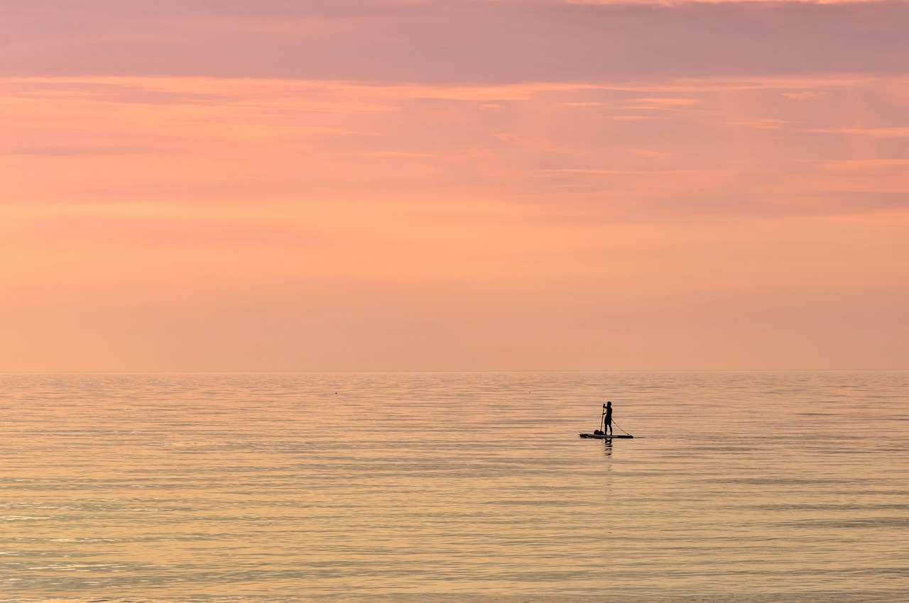 Sea, paddle boarding, sunset — La Grada Online: Stay Informed with the Latest Football Updates
